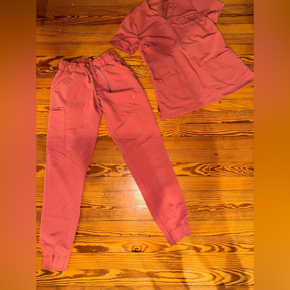 Jaanuu Scrub Set